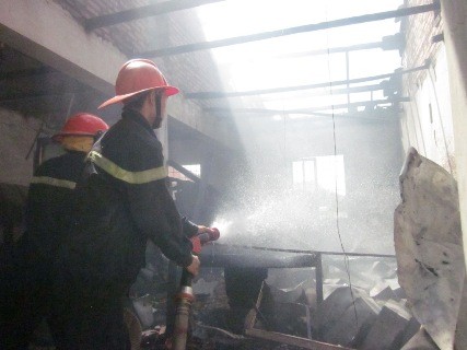Lực lượng PCCC đang cố gắng dập tắt đám cháy